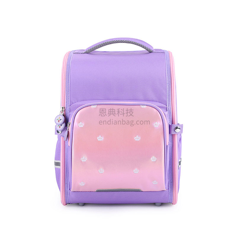 米兰体育APP下载链接：书包遗落车厢间 公交师傅暖心寻主送还